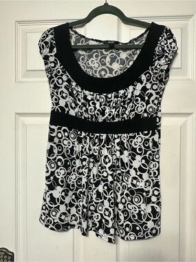 AGB Black & White Scoop Neck Empire Waist Top